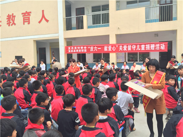 看望济阳留守儿童